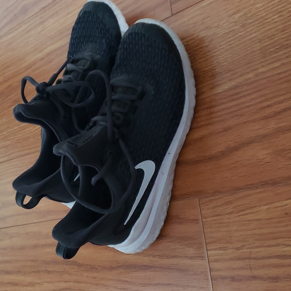 Womens Nikes size 6.5